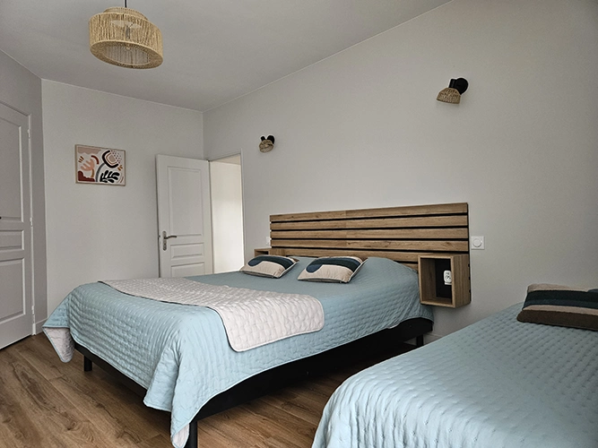 Chambre La glorietteDraps, linge de toilettes, savon, ménage pour les chambres et wifi inclus dans notre tarif. (Forfait ménage en sus pour le gite et le mobil home)